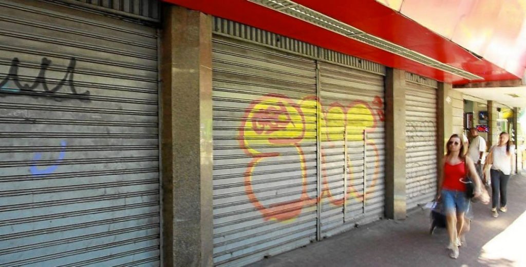 Lojas Fechadas de rua com portas fechadas