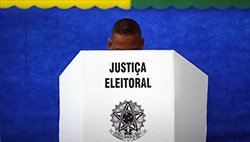 Pessoa votando na Urna Eletrônica Brasileira